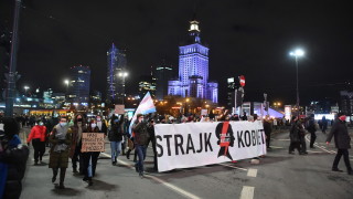Хиляди поляци протестираха снощи срещу съдебно решение което ефективно забранява