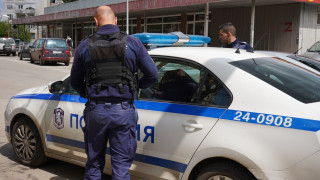 Полицията в Перник залови 20 мигранти в бус в квартал