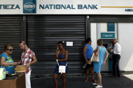 Гърците теглят спестяванията си от банките на фона на надвиснал фалит