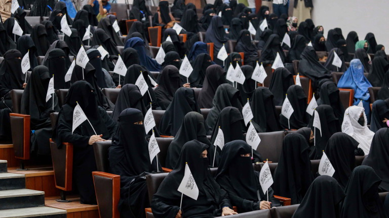 Афганистански жени, носещи фереджета, покриващи целите им лица, се събраха
