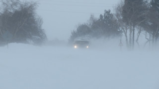 Ураганен вятър образува снегонавявания по пътищата в Североизточна България