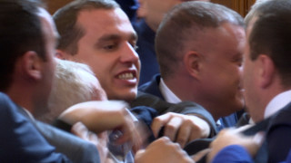 Наказание „порицание“ за Костадинов и Митев за вчерашния бой в парламента