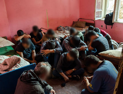 Откриха 13 нелегални мигранти в частен дом в София