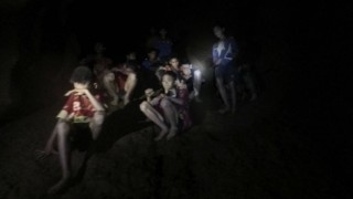 Прокарват ток в тайландската пещера, в която са заклещени 12 момчета и техен треньор