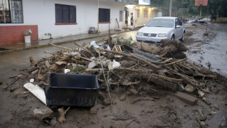 Мексико се бори с последствията от големите наводнения след проливните