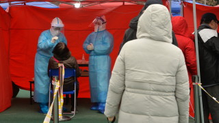 Китайските власти тестват милиони хора налагат блокада и затварят училища