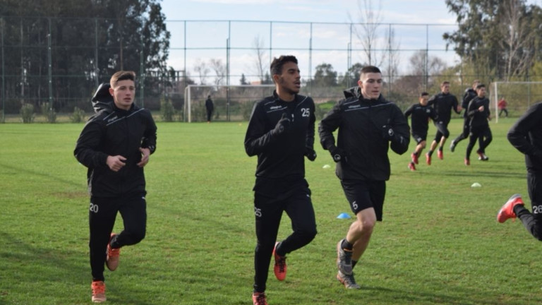 Футболистите на Локомотив (Пловдив) ще подновят тренировки във вторник. Днес