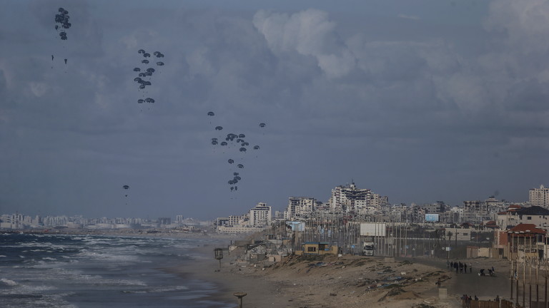Снимка: 12 души се удавиха в опит да достигнат до помощи, доставени по въздух в Газа