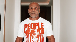 Боксовият мач между бившия абсолютен световен шампион Майк Тайсън САЩ