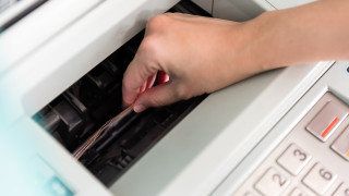 В Солун хванаха двама българи точили банкови карти Задържаните са предадени