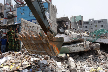 Жертвите на рухналата сграда в Бангладеш вече са над 600