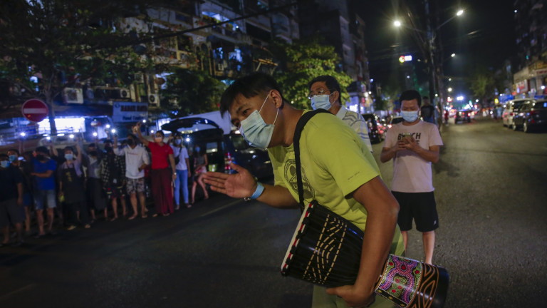 След заповед на властите населението на Мианмар остана без достъп до Facebook