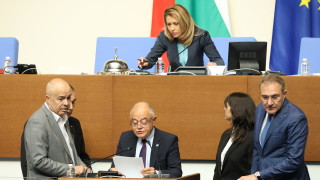 Още в началото на днешното пленарно заседание председателят Рая Назарян