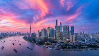 Едно червено плюшено конче с тъжна физиономия заради фабричен дефект