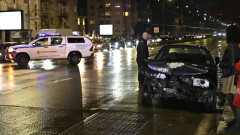 Двама души пострадаха при челен удар на две коли на Орлов мост в София