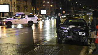Двама души са пострадали челен сблъсък на два автомобила на