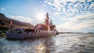 Част от екипажа на българския кораб Рожен който е акостирал