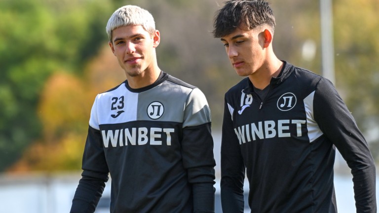 Двама младоци от школата на Локомотив Пловдив тренират с първия отбор