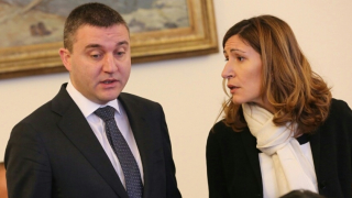 „Вие защо не ставате прави”, кастри влизащият Борисов министрите