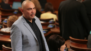 Популярният тв водещ Росен Петров взе отношение по горещата футболна