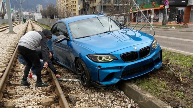 Дрифтаджия запрати колата си върху трамвайните релси в София