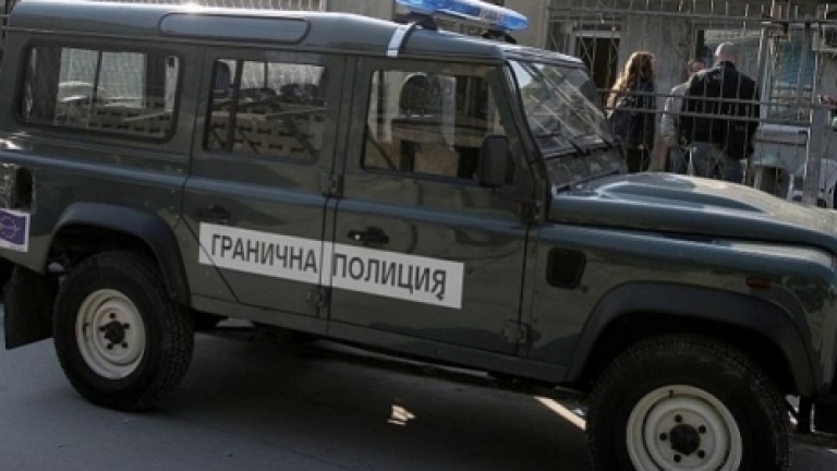 УАЗ с военни и граничари се преобърна в Малкотърновско 