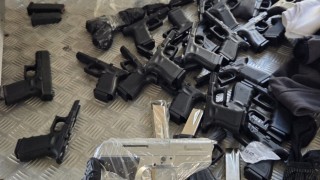 Чужденец внесе контрабандно у нас пет бойни пистолета и боеприпаси