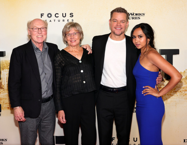 Мат Деймън с родителите му и дъщеря му Алексия Барозо