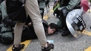 Полицията в Хонконг използва сълзотворен газ при опит да разпръсне