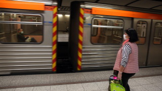 Гърция премахва от днес задължителната изолация в домашни условия за