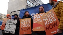 Медици в Англия започват шестдневна стачка, след като отхвърлиха предложението на Стармър