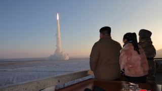 Севернокорейският лидер Ким Чен Ун е наблюдавал военни учения в
