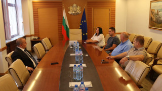 Розата и розовото масло са национален символ на България и