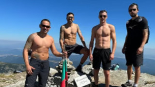 Старши треньорът на Левски Станислав Генчев и неговите помощници в