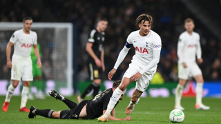 Няколко футболисти на Тотнъм и хора от персонала на клуба