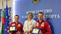 Весела Лечева награди Алберт Попов и треньора му след успеха в Световната купа по ски