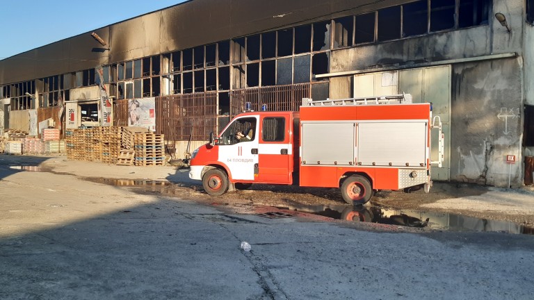 Няма замърсяване на въздуха в Пловдив след пожара в склада за строителни материали