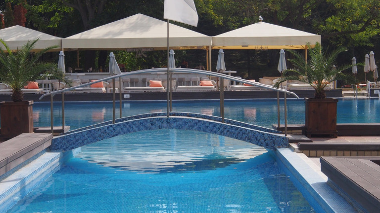 Проверяват изрядни ли са плувните басейни в страната