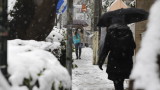 Необичайно силен снеговалеж в Атина спря имунизацията