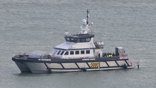 Три спасителни лодки са изпратени от Кент до ферибот в