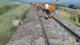 Товарен влак дерайлира край Сливен