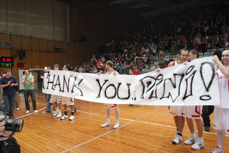 С плакат "Благодарим ти, Пини!" отборът поздрави треньорa