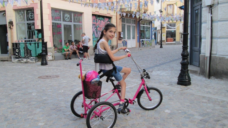 Ново колело ще има момичето с парализа, чийто велосипед бе откраднат