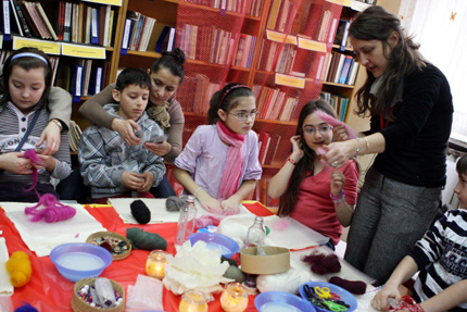 Деца помагат на деца с изложба "Цветовете на Сърцето"