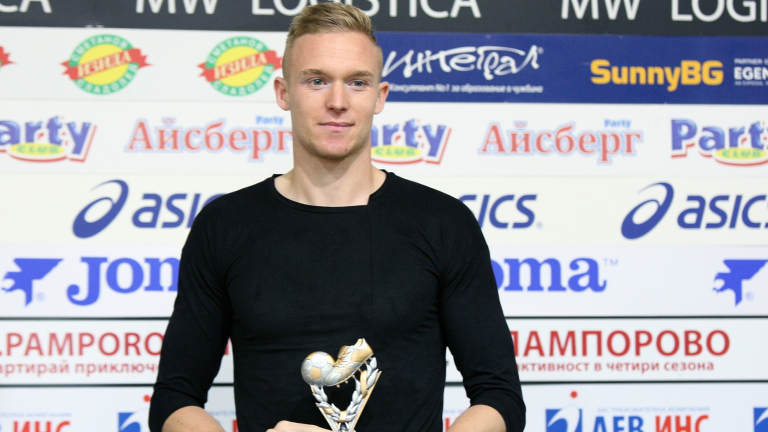 Прохазка се забавлява със студентки и чалга