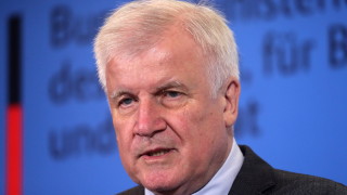 Медии "подадоха оставката" на Зеехофер като лидер на ХСС, той все още не е решил