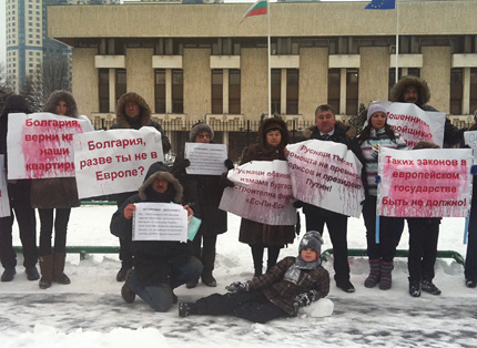 Измамени руснаци окупират посолството ни в Москва