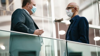 трябва да продължи с ограниченията за брой хора на събирания