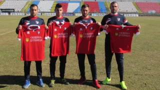 Футболисти треньори и хора от ръководството на Марек са събрали