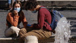 Ден след като правителството нареди ограничаване на публичните събития и